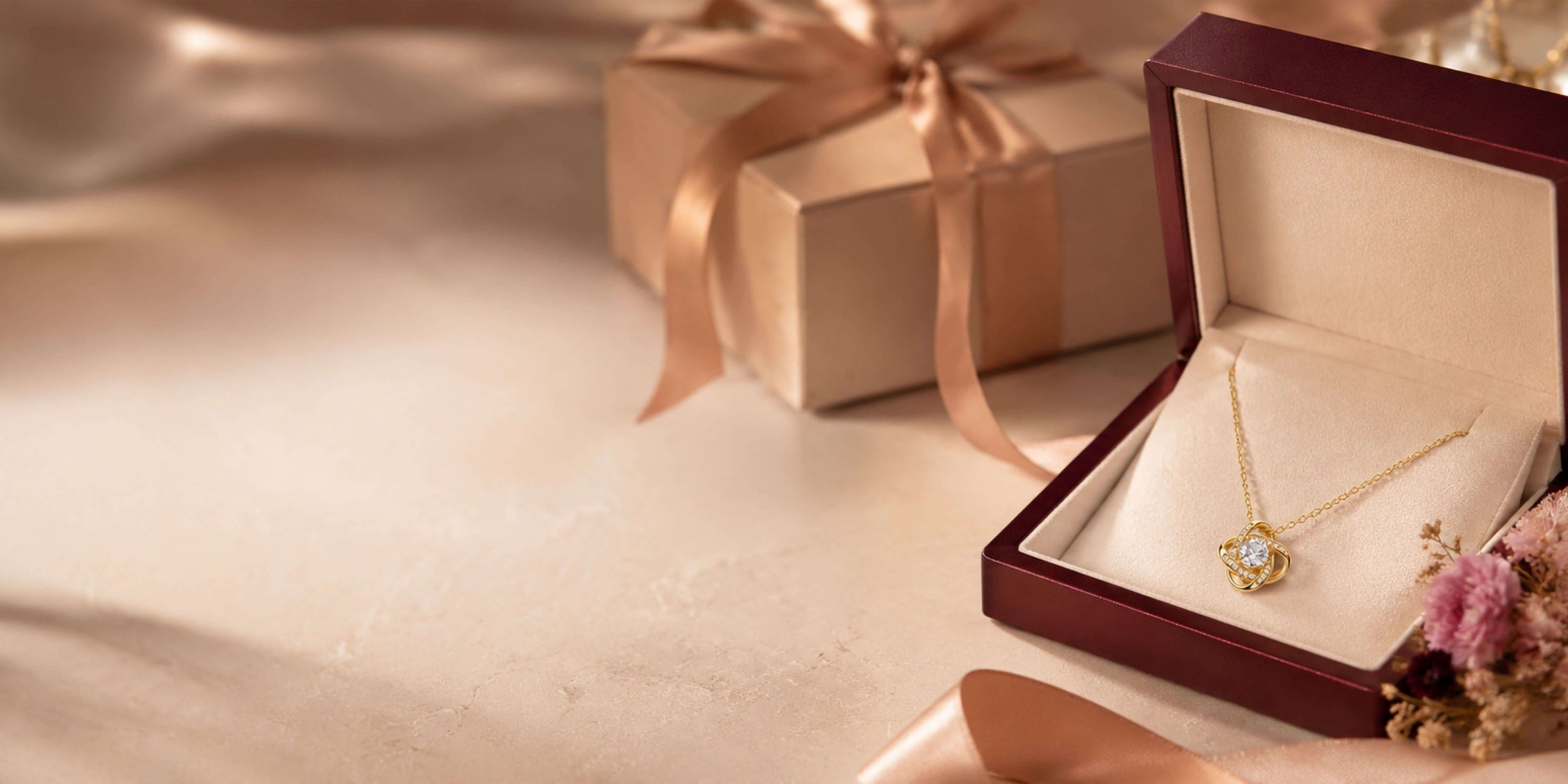 Gifts for girlfriend: elegant necklace in a gift box with a ribbon, ideal for romantic occasions.